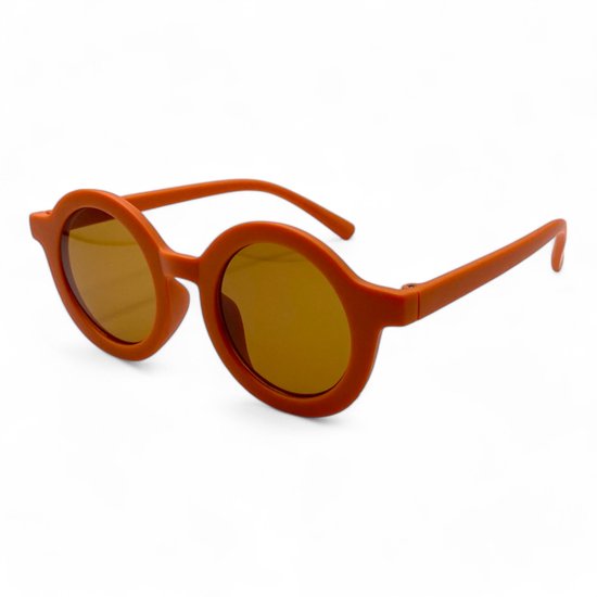 Vue en angle de lunettes de soleil rondes orange avec verres marron.