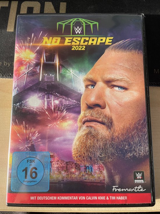 DVD hoes van WWE No Escape 2022 met een close-up van een worstelaar met baard en vuurwerk op de achtergrond.