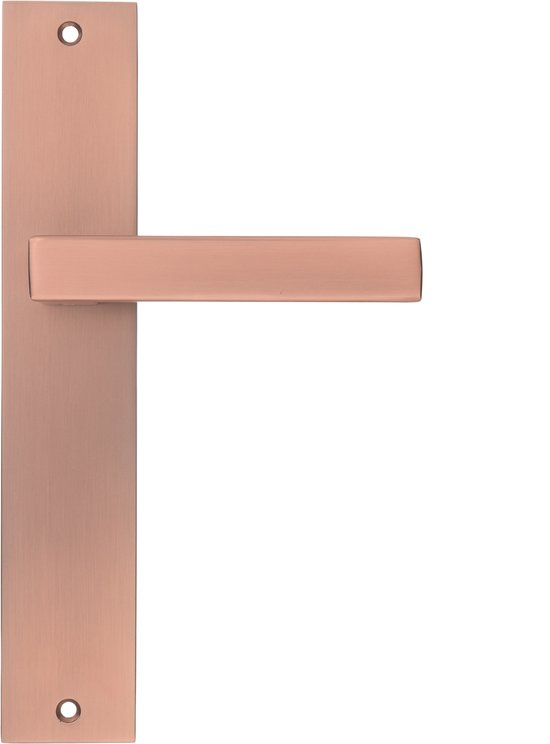 Mat koperen deurklink op rechthoekig schild met afgeronde hoeken. Twee schroefgaten zichtbaar.