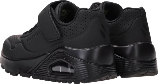 Achterkant van zwarte Skechers sneakers met klittenbandsluiting en luchtzool.