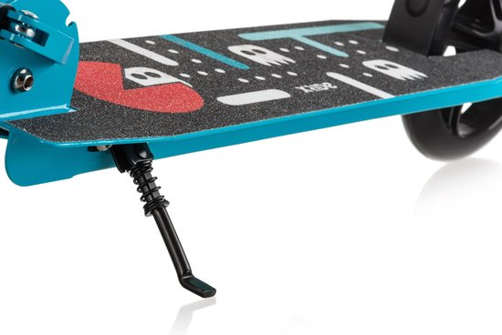 Detail van het grip tape deck van de lichtblauwe step. Patroon met rode cirkel, witte spoken en stippen. Zichtbare kickstand.