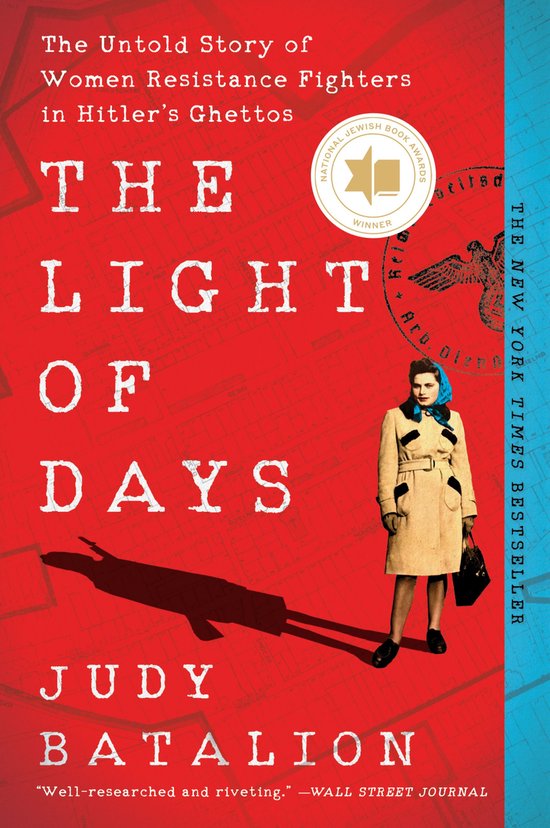 Boekhoes met rode achtergrond. Tittel: The Light of Days. Een vrouw in mantel staat rechts.