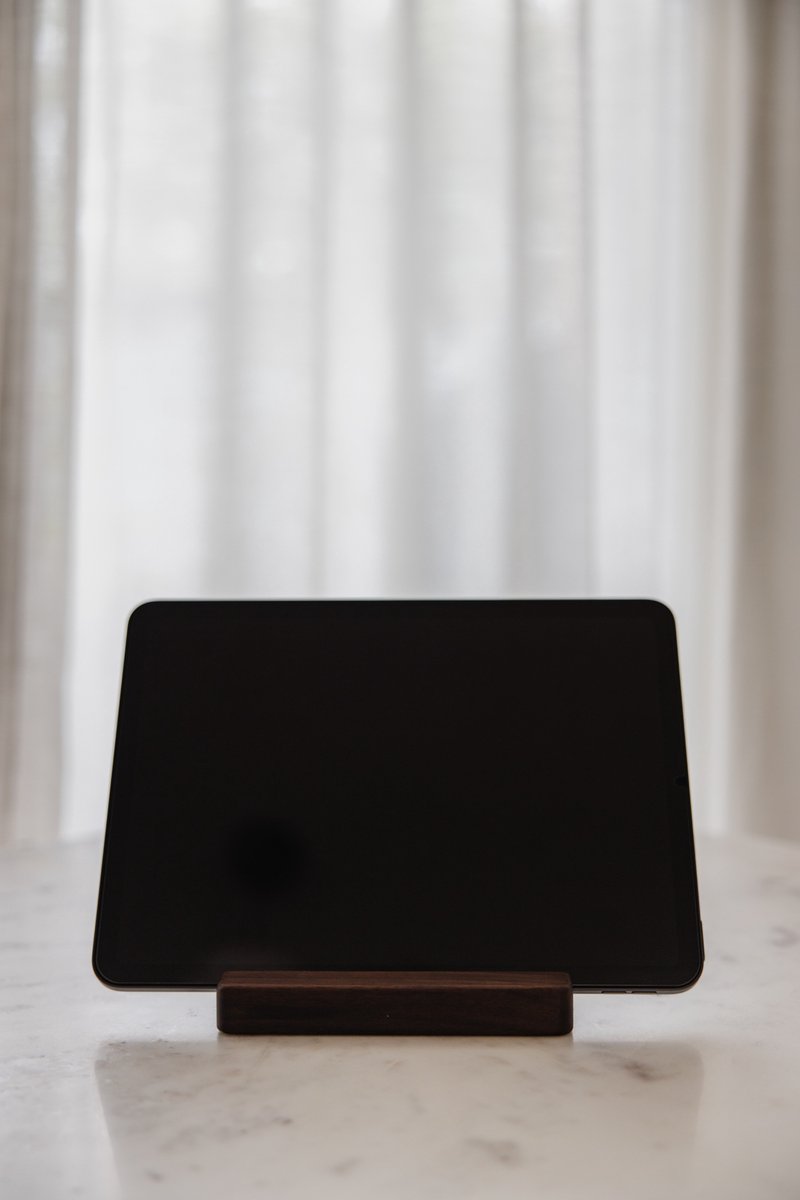 Houten tabletstandaard - Houten tablethouder - Walnootkleur tablethouder - Japandi tabletstandaard - Beukenhouten telefoonhouder - Multifunctionele tablethouder - Telefoon- en tablethouder hout - Minimalistische tabletstandaard