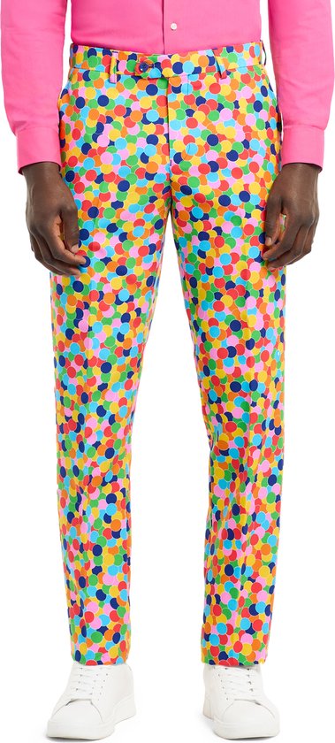 Broek met veelkleurige confettiprint en roze shirt.