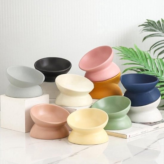Collection de gamelles surélevées en céramique de couleurs pastel : blanc, rose, jaune, vert, bleu, gris et noir.