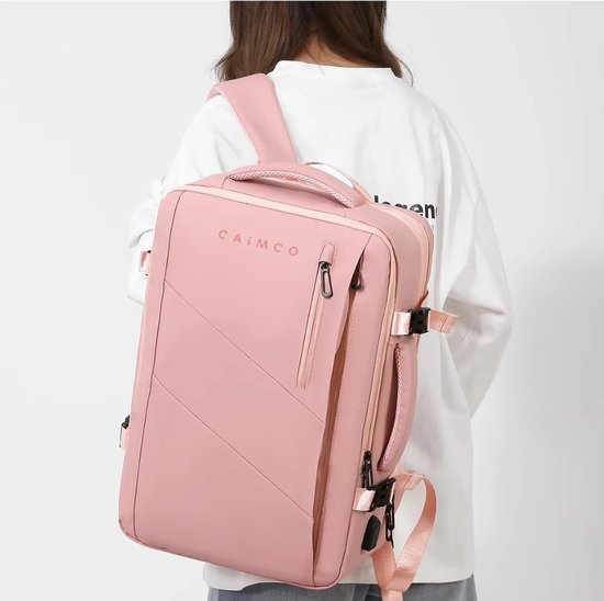 Roze Caimco rugzak gedragen door een vrouw, met diagonale lijnen en ritssluiting.