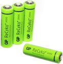 Vier GP ReCyko+ 2000mAh oplaadbare AA batterijen, waarvan drie rechtop staan en één ligt.