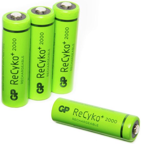Vier GP ReCyko+ 2000mAh oplaadbare AA batterijen, waarvan drie rechtop staan en één ligt.