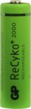 Eén groene GP ReCyko+ 2000mAh oplaadbare AA batterij.