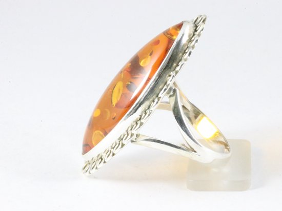 Bague allongée en argent ouvragée avec ambre - taille 19
