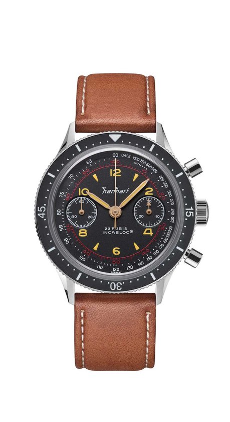 Hanhart chronograaf met zwarte wijzerplaat, bruin lederen band en witte stiksels. De 12 is geel, de 2 en 4 zijn geel.
