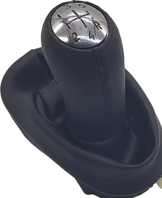 Zwarte pookknop met 5 versnellingen en een chrome afwerking. Met stiksels.