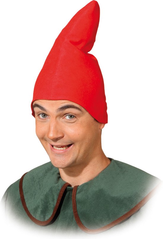 Man met rode puntmuts en groene kraag, sprookjesachtig kostuum.