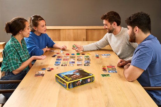 Vier mensen spelen het bordspel Splendor aan een houten tafel, met kaarten en fiches.
