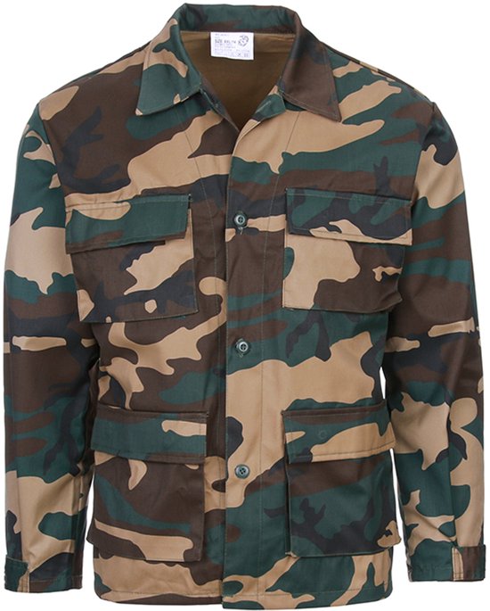 Een kinderjasje met groene, bruine en beige camouflageprint. De jas heeft vier zakken met kleppen aan de voorkant.