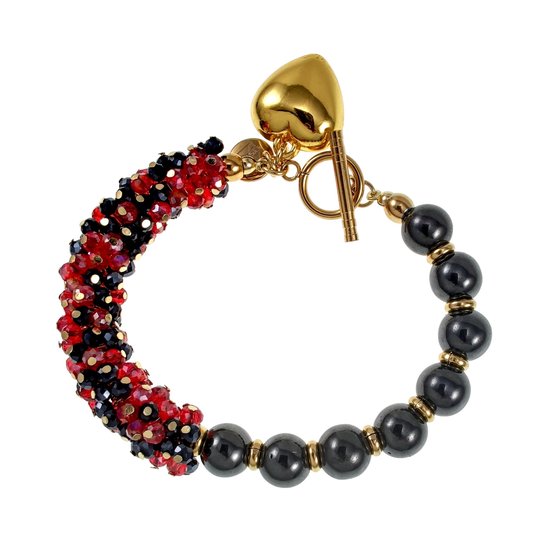 Armband met gouden hartbedel, schakel en rode en zwarte kristallen. De rest van de armband bestaat uit zwarte kralen met gouden accenten.