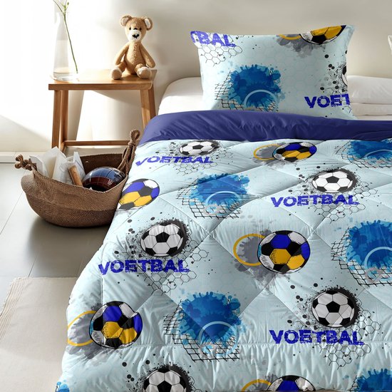 Kinderslaapkamer met lichtblauwe dekbedset met voetbalprint, kussensloop met 'BAL' en 'VOETBAL', op een bed met donkerblauwe deken.