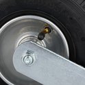 Close-up van een zwart luchtband wiel met zilverkleurige velg en metalen steun.