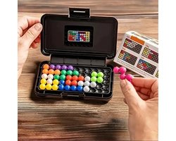 foto van SmartGames - IQ Fit - 3D puzzel - 120 opdrachten - 5 speelniveaus - Hersenkraker - Breinbreker - 1 tot 6 spelers - 10+ jaar - Makkelijk tot expert niveau - Bordspel - Cadeau - Kado - Sinterklaas - Kerst
