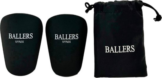 Twee zwarte Vynix Ballers mini scheenbeschermers en een zwart opbergzakje met logo.