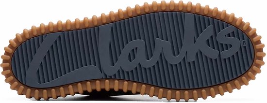 Zool van een blauwe suède schoen met Clarks logo.