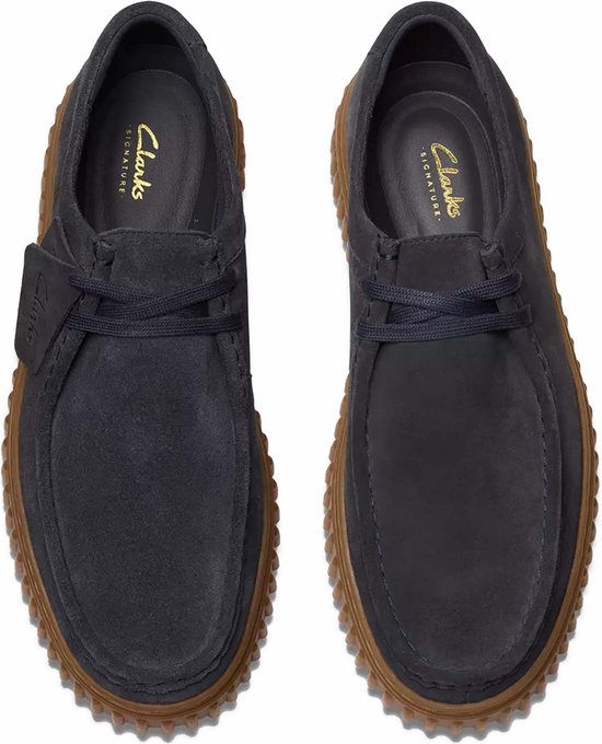 Bovenafbeelding van blauwe suède schoenen met bruine plateauzolen.