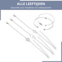 Set van 5 zilverkleurige armbanden: 2 open bangle-armbanden met pijlen en 3 schakelarmbanden met cirkels, op witte achtergrond.