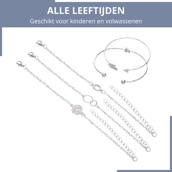 Set van 5 zilverkleurige armbanden: 2 open bangle-armbanden met pijlen en 3 schakelarmbanden met cirkels, op witte achtergrond.