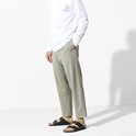 Man draagt zwarte Birkenstock Arizona slippers met chino broek.