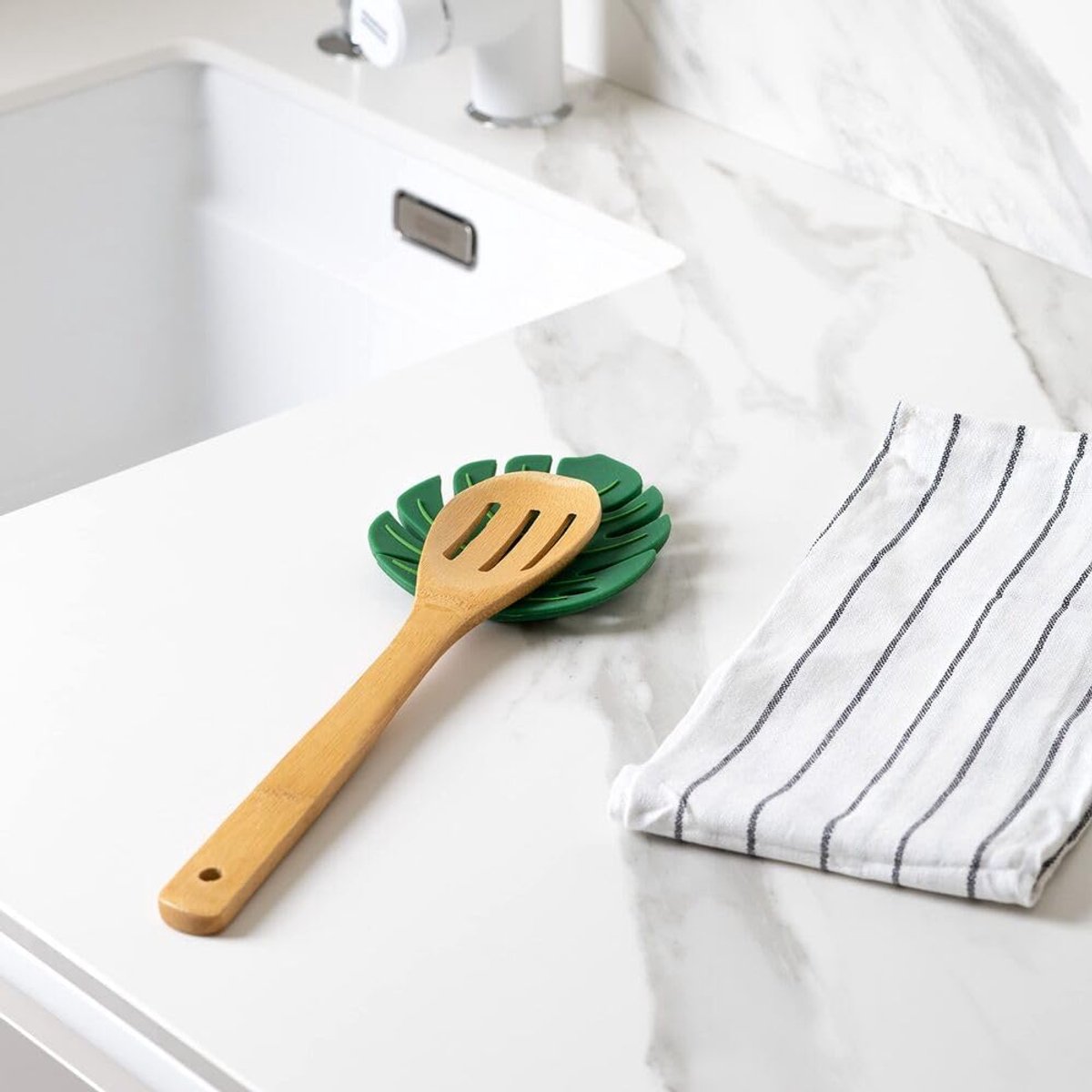 Lepelonderlegger - Keukenhulp - Schoon koken - Vaatwasserbestendig - 115 x 115 cm - Blad groen