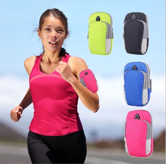 Een vrouw in een roze sporttop draagt een roze sportarmband. Meerdere kleuren sportarmbanden op de achtergrond.