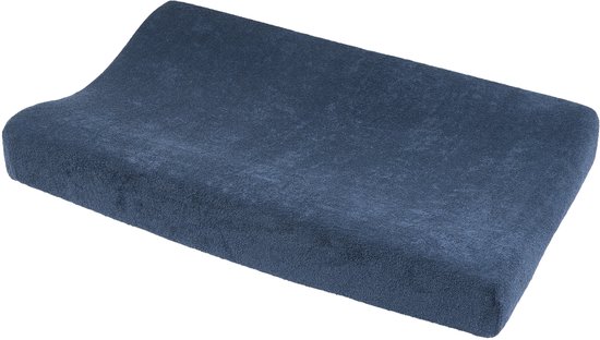 Donkerblauwe badstof aankleedkussenhoes, liggend op een witte achtergrond.