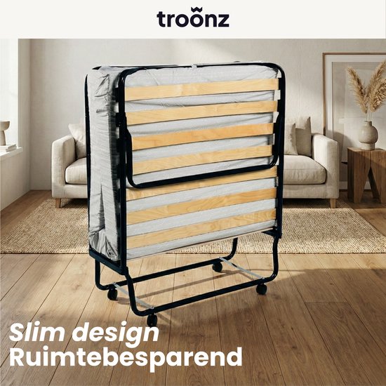 Gesloten vouwbed met houten lattenbodem en wielen, 'Slim design Ruimtebesparend'.