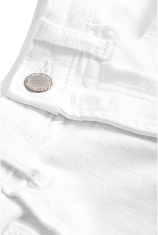 Detail van de knoopsluiting van een witte jeans met de tekst 'AUTHENTIC NEXT'.