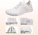 Witte waterschoenen met roze accenten, met details over het gemak van aantrekken, de antislipzool en de beschermende neus.