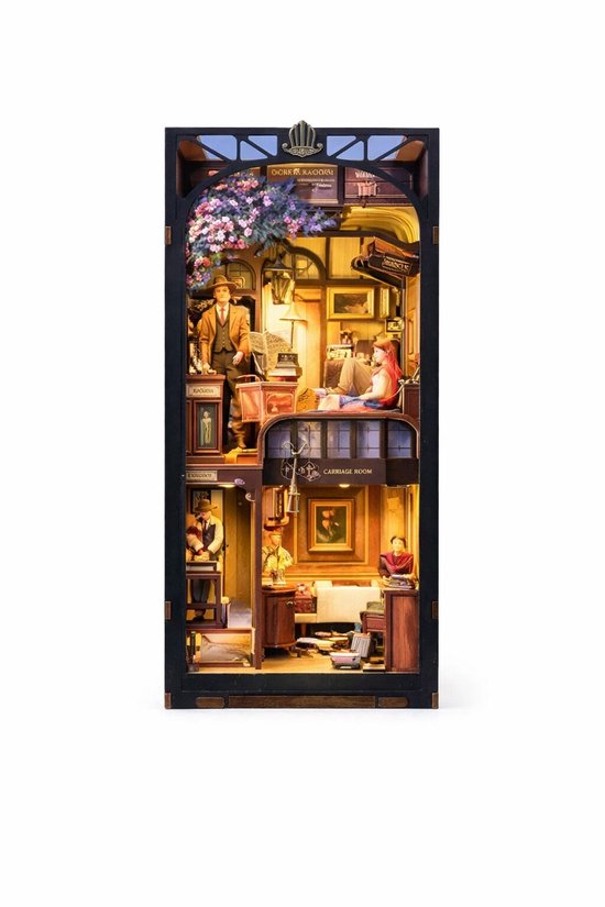 Verlicht 3D houten model van een treinwagon met gedetailleerde binnen- en buitenscènes. Klassiek ontwerp.