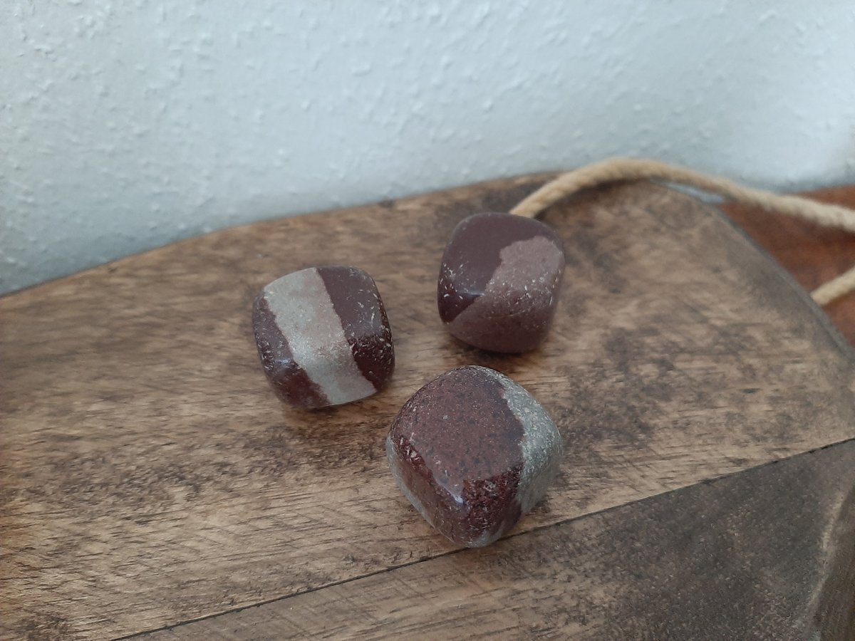 Set van 3 kubusvormige shiva lingam stenen in organzazakje