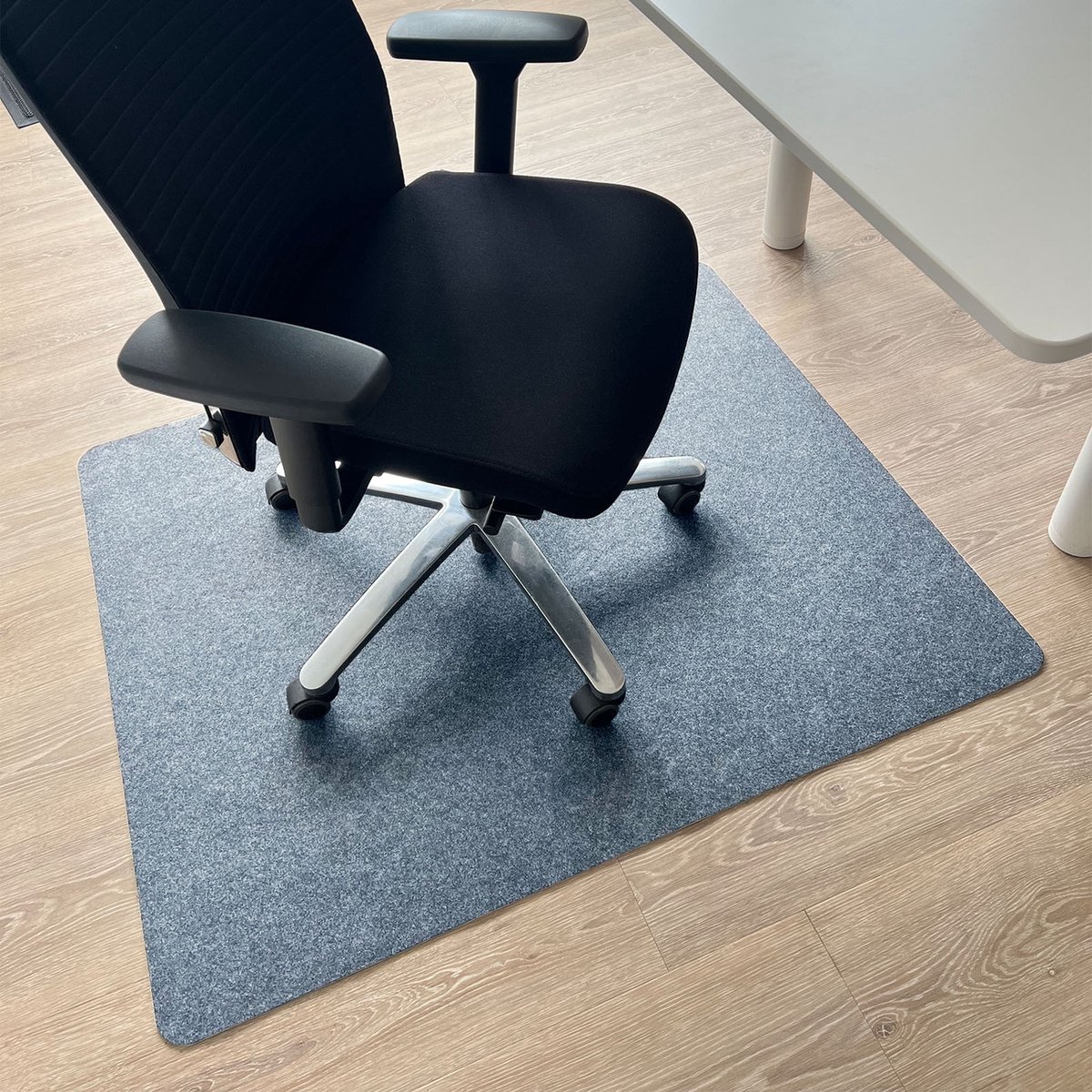 Vloerbeschermingsmat voor Bureaustoelen – Antislip Polyester Stoelmat – Bescherming Houten, Laminaat & Tegelvloeren – Geluidsdempend & Duurzaam – Zilvergrijs