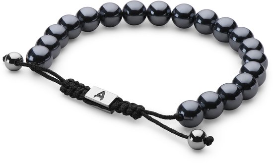 Donkergrijze, glanzende hematiet kralen armband met een zilverkleurige 'A' bedel en zwart koord.