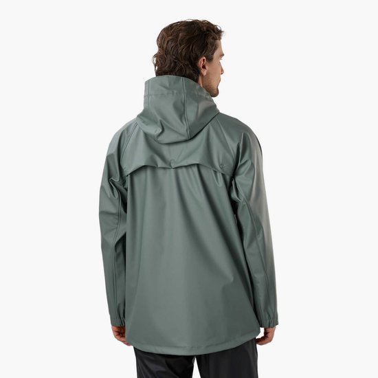 Achterkant van een man in groene regenjas met capuchon, detail van rug ventilatie.