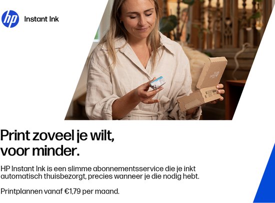 Jonge vrouw met een HP Instant Ink cartridge in een open doos.