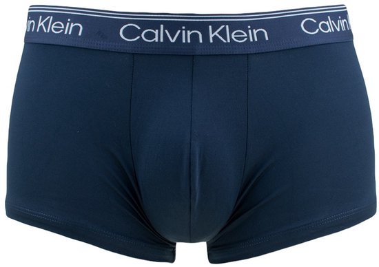 Donkerblauwe trunk van Calvin Klein met opdruk op de tailleband.