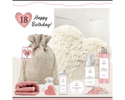 Geschenkset “18 Happy Birthday!” - 8 producten - 1220 gram - Triomf Cosmetica | Giftset voor haar 18 jaar Wellness Cadeaupakket Meisje Kussen Hartje Gefeliciteerd Verjaardag Feestje Cadeau Pakket Luxe Cadeaubox Party Girl Gift Set Roze Creme