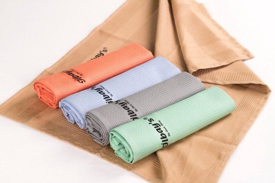 Quatre lingettes microfibre Jilbay's roulées en orange, bleu, gris et vert, sur une lingette beige dépliée.