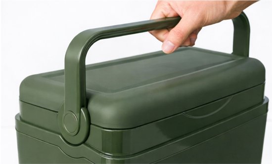 Hand van een persoon die de handgreep van een donkergroene koelbox vastpakt.