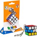 Rubik's Cube sleutelhanger in oranje verpakking, met de bekende kleuren en een uitdagingsniveau-indicator.