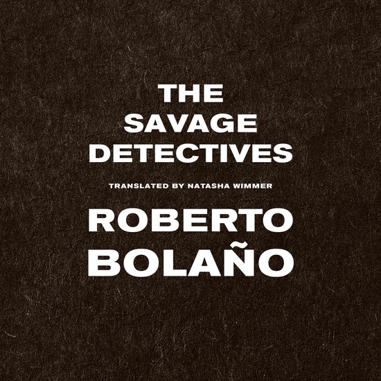 Boek "The Savage Detectives" van Roberto Bolaño, vertaald door Natasha Wimmer. Witte tekst op donkere achtergrond.