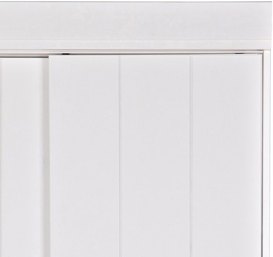 Close-up van de witte schuifdeuren van een kast met verticale planken.