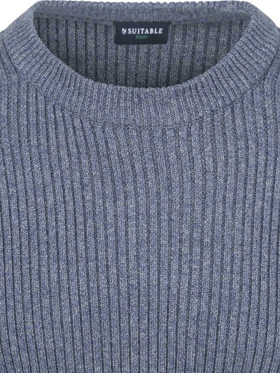 Blauwe gebreide trui met verticale ribbels en een ronde hals.