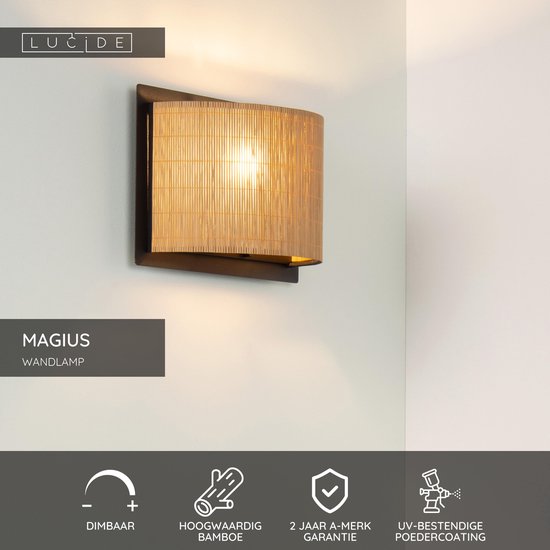 Een gebogen bamboe lampenkap met metalen frame, aan een muur bevestigd. "MAGIUS WANDLAMP"